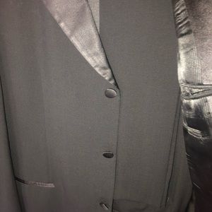 Hugo Boss 42R Black Tux with bow tie & cummerbund